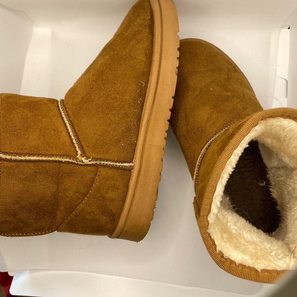 Off brand  great condition. Size 37